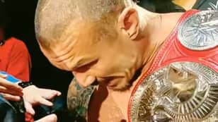 WWE明星兰迪·奥顿（Randy Orton）阻止了年轻的粉丝被人群粉碎