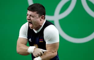 亚美尼亚举重运动员的手臂在参加里约奥运会比赛时