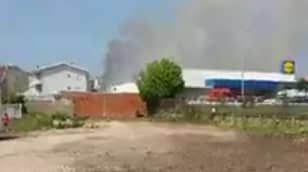 “在空中爆炸”之后，载有四个人的飞机撞到了Lidl超市