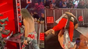 粉丝攻击WWE明星塞思·罗林斯（Seth Rollins）离开戒指