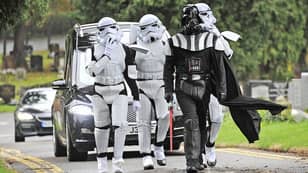 达斯·维达（Darth Vader）带领女性的葬礼游行与突击队员