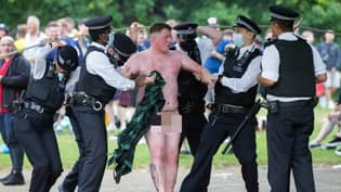 苏格兰裸露的球迷在海德公园（Hyde Park）被警察带走，因为支持者在伦敦引起了狂野的场景