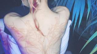 埃隆·马斯克的女友格莱姆斯展示了巨大的“外星人伤疤”背部纹身