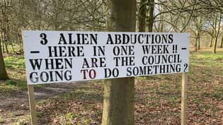 怪异的标志声称三人被英国小镇弹出的外星人绑架了