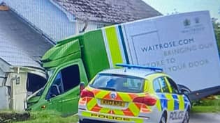 维特罗斯(Waitrose)“把我们的商店带到你的前门”送货车撞进了你的房子