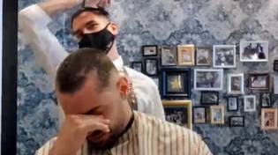 理发师与癌症患者团结一致地剃光头发