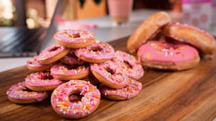 Arnott与Krispy Kreme合作推出了Doughnut启发的Teevee Biccies