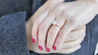 男人在订婚戒指上花费14,000英镑，但未婚夫认为这还不够好“loading=
