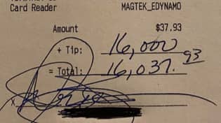 在酒保的16,000美元的提示获得工作人员之间的人们离开餐厅的评论不佳的评论“loading=
