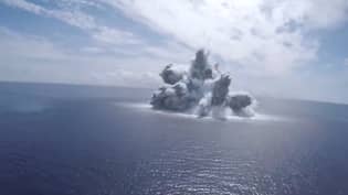 美国海军发布40,000磅炸弹造成地震“loading=