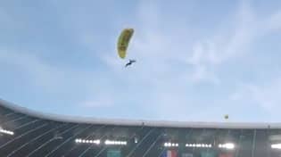 2020年欧洲杯法国对阵德国前，绿色和平组织抗议者跳伞进入体育场