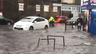 伦敦暴雨袭击首都之后洪水泛滥