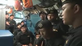 心脏扭窗视频显示注定注定印度尼西亚潜艇歌唱的船员“loading=