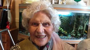 100岁的女子开始在几十年的思维后声称她的养老金