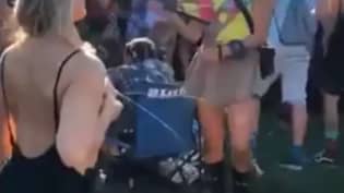 一段奇怪的视频显示，一名女子在节日期间喷洒母乳”loading=