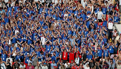 冰岛球迷从Motherwell的支持者那里夺取了他们著名的“雷霆”颂歌
