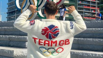 汤姆·戴利（Tom Daley）炫耀他在东京比赛中制作的针织奥林匹克毛衣