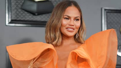 克里斯西·泰根（Chrissy Teigen）庆祝50天的清醒