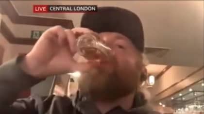 酒吧饮酒者唐斯·贾格伯姆（Jägerbomb）在英国广播公司（BBC News）必威杯足球上午11点直播