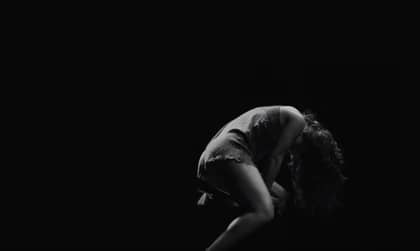 蕾哈娜（Rihanna）丢弃新单曲“吻更好”的NSFW视频