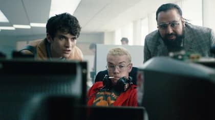 新照片中证实了第一部黑镜电影“ bandersnatch”