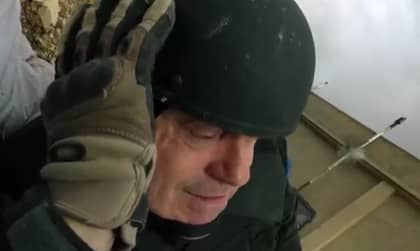 当罗斯·肯普（Ross Kemp）被ISIS狙击手拍摄时发布的录像