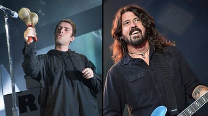 利亚姆·加拉格尔（Liam Gallagher）与Foo Fighters一起演奏甲壳虫乐队的歌曲后冲浪