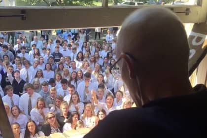 老师在400名学生去他家唱歌后几天去世