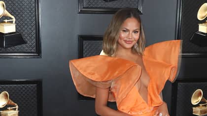 克里斯西·泰根（Chrissy Teigen）在反弹之后为自己辩护超过13,000美元的葡萄酒推文