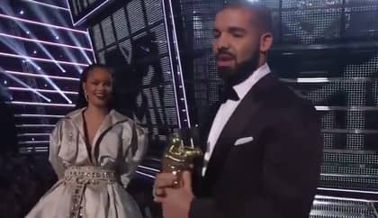 观看Drake的歇斯底里片段尴尬地拥抱Rihanna在VMA