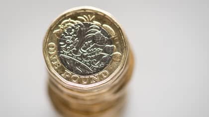 在eBay上以205英镑的价格出售稀有错误的磅硬币