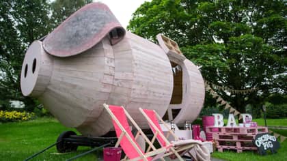 果园猪苹果酒已经建造了一只巨大的木猪