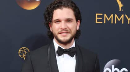 “权力的游戏”演员凯特·哈灵顿（Kit Harington）看起来像年轻的乔治·R·马丁（George R.R. Martin）