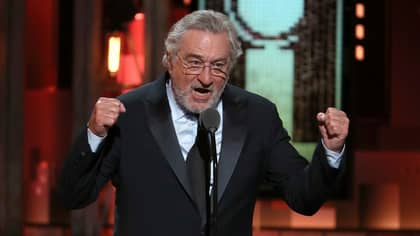 特朗普抗议者在罗伯特·德·尼罗（Robert de Niro）的百老汇表演中击中