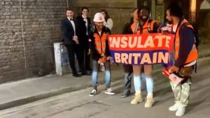 男人打扮成隔离的英国抗议者万圣节