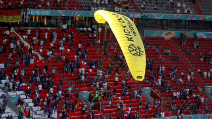 绿色和平组织在2020年欧洲杯失败的降落伞特技处住院后道歉