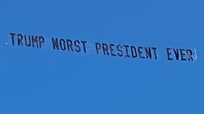 飞机在唐纳德·特朗普的家中飞行“有史以来最糟糕的总统”和“可悲的失败者”迹象