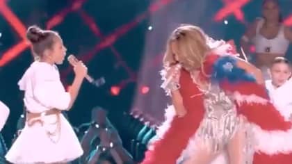 J-Lo的11岁女儿在半场表演中与她一起唱歌