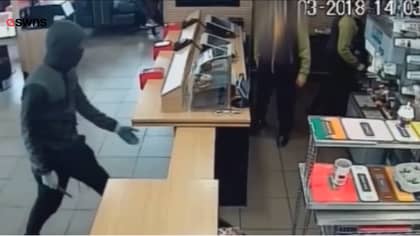 蒙面的knifeman举起麦当劳并偷了垄断贴纸
