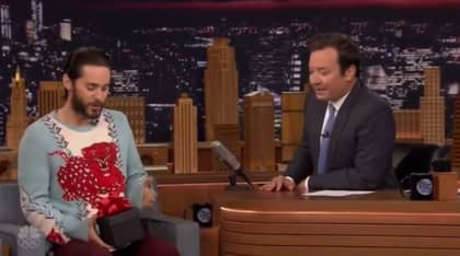 贾里德·莱托（Jared Leto）为吉米·法伦（Jimmy Fallon）带来了“今晚秀”的血腥怪异礼物