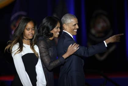 奥巴马总统在他的情感告别演讲中向家人致敬