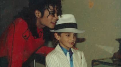 迈克尔·杰克逊（Michael Jackson）的音乐在离开梦幻岛纪录片之后正在攀登图表