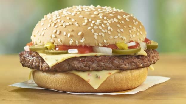 麦当劳正在销售一种辣的四分之一磅汉堡