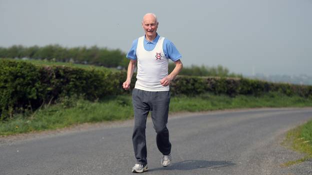 伦敦马拉松最古老的赛跑者，85，希望组织者制作“他的一个罪”