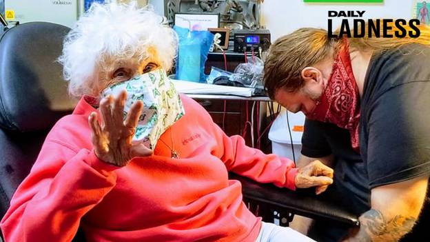 103岁的女人得到青蛙纹身勾选她的桶清单