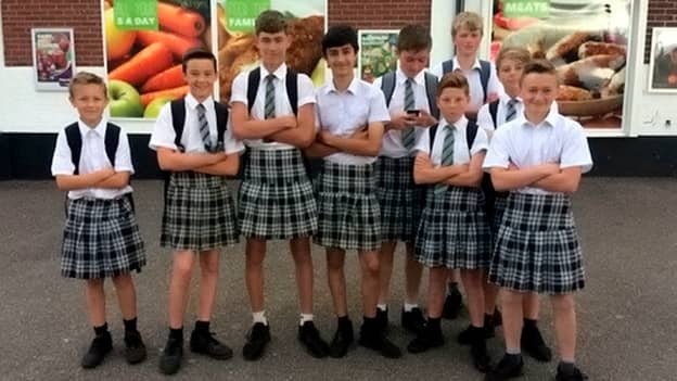 年轻的小伙子们穿着裙子在学校穿着裙子来抗拒“短裤禁令”