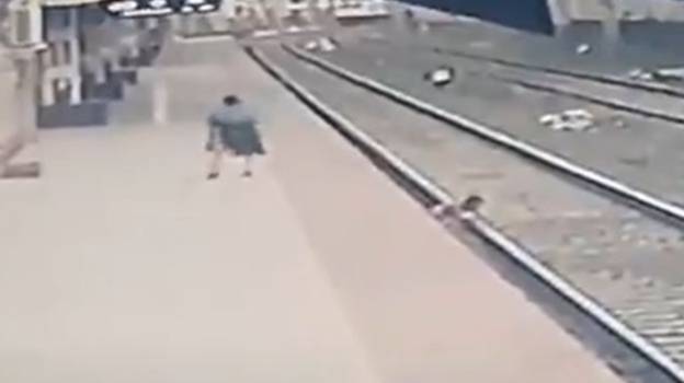 在一段惊心动魄的视频中，一名男子从迎面驶来的火车中拯救了一名儿童的生命