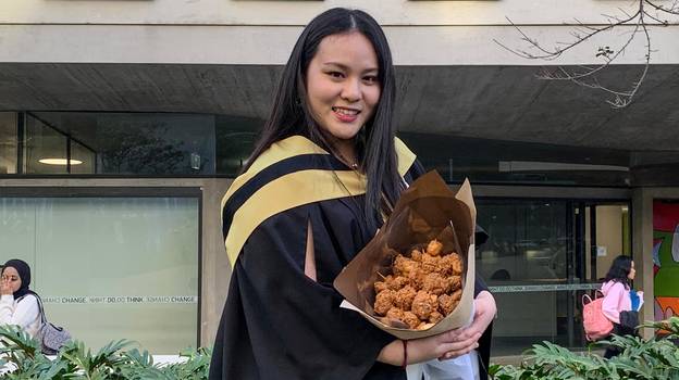 大学生庆祝毕业用爆米花鸡块和翅膀的花束