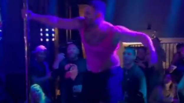超级碗裸奔者穿着粉色男士比基尼被“踢出俱乐部”
