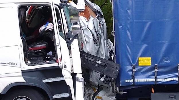 在高速公路上的两个卡车之间粉碎后，范司机逃脱了“非常伤害”